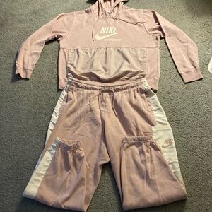 Woman’s Nike lg. Lt.pinkish sweatsuit